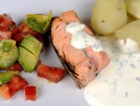 Varmrökt lax med gräslökssås